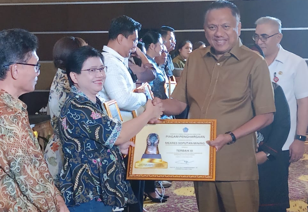 Penghargaan diserahkan langsung oleh Gubernur Sulawesi Utara, Prof. Dr. (HC) Olly Dondokambey, kepada PT MSM yang diwakili Jenny Wahongan, HC Head Departement.