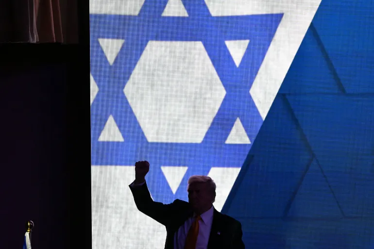 Donald Trump memberi isyarat saat ia meninggalkan panggung setelah berpidato di KTT Nasional Dewan Israel-Amerika di Washington, DC, pada hari Kamis [Mandel Ngan/AFP]
