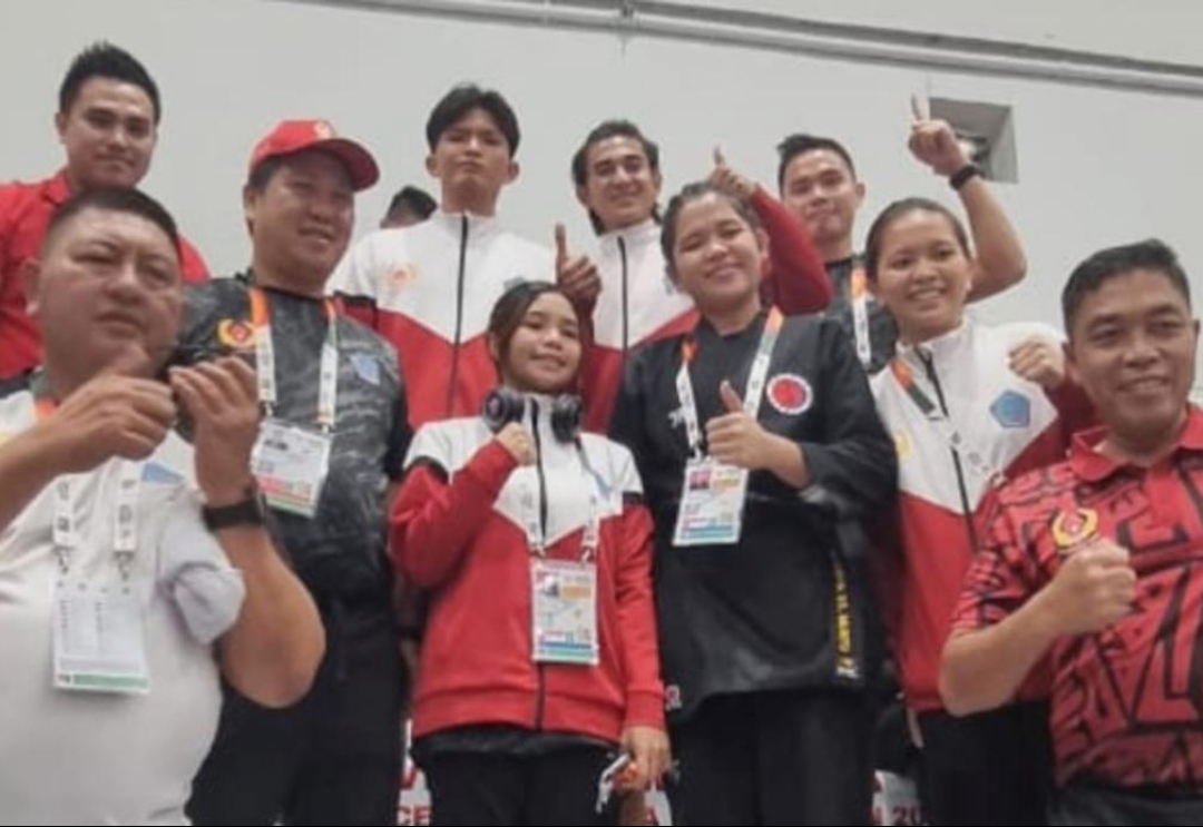 Ketua KONI Sulut Steven Kandouw bersama beberapa atlet di arena PON 2024