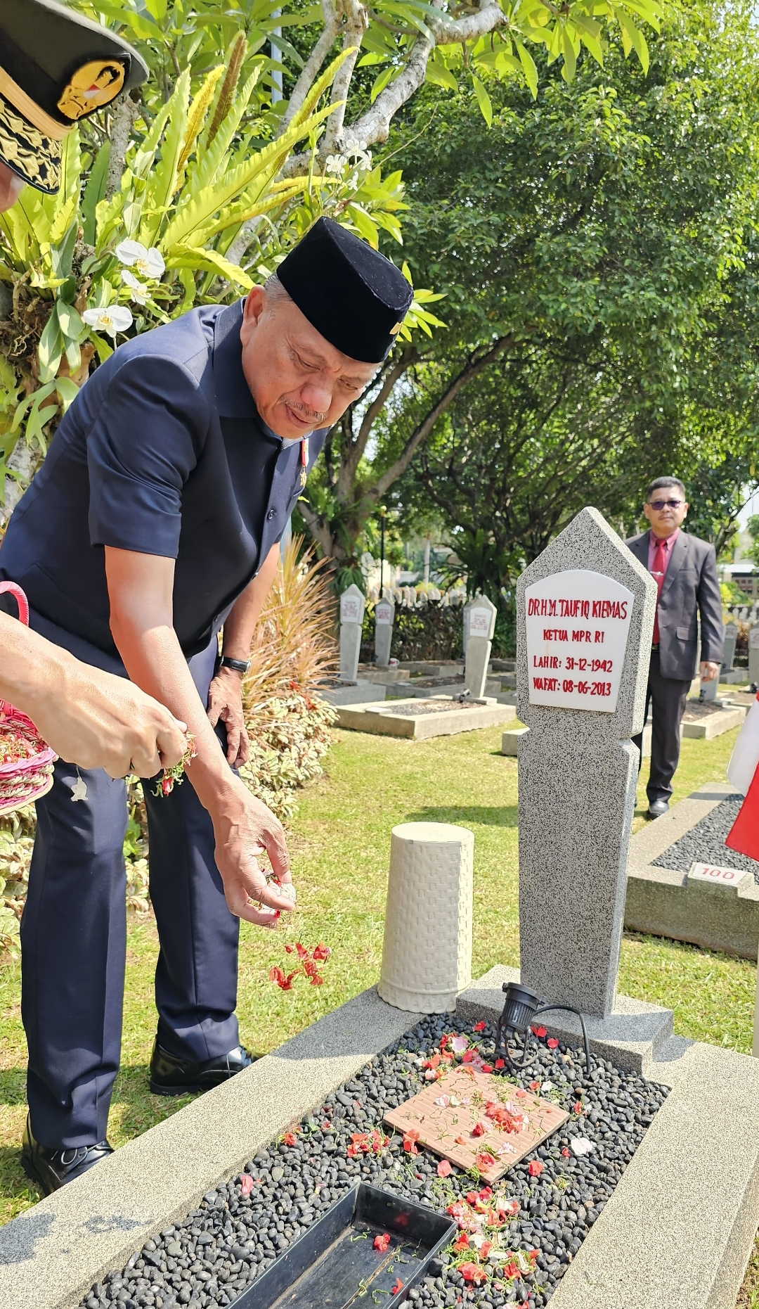Gubernur Sulut Olly Dondokambey saat tabur bunga di  makam mantan Gubernur Sulut  TMP Kalibata