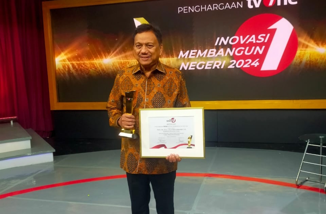 BANGGA: Gubernur Olly Dondokambey terima penghargaan Tokoh Pemimpin Inovatif.