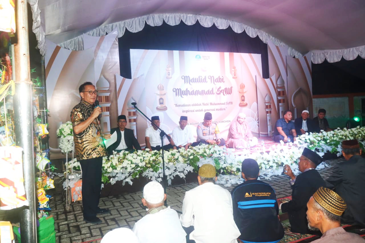 HIKMAT: Wali Kota Caroll Senduk SH saat membawakan sambutan di Perayaan Maulid Nabi Muhammad SAW 1446 Hijriah  di Masjid Al-Muhadirin Matani, Tomohon, Minggu (22/9/2024).Dok istimewa