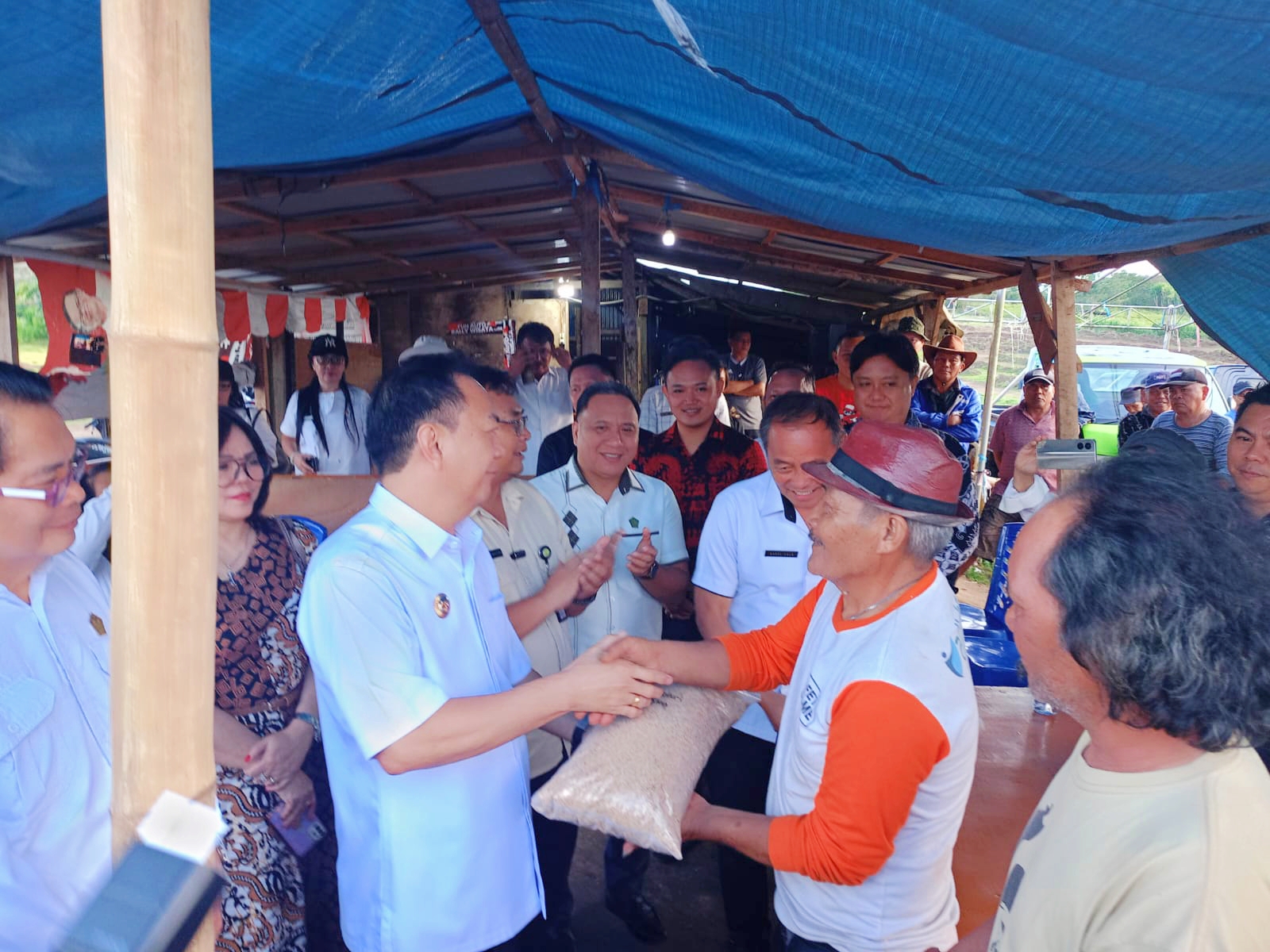TOPANG PENUH: Wali Kota Caroll Senduk SH menyerahkan bantuan pupuk bagi perwakilan Kelompok Petani Wawo Raya. Dok istimewa