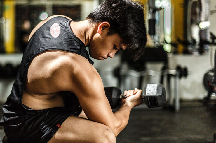 Manfaatkan dumbbell untuk membantu pembentukan otot dada. (Foto: Pexels)