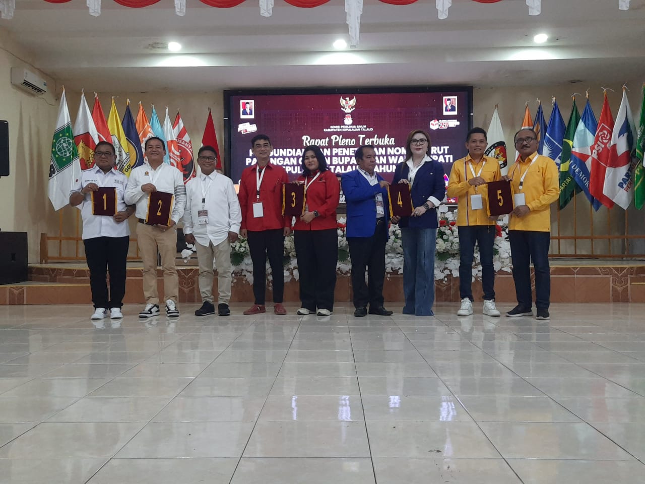 Lima calon Bupati dan Wakil Bupati Kabupaten Kepulauan Talaud saat pengambilan nomor urut. (Ridel/MP)