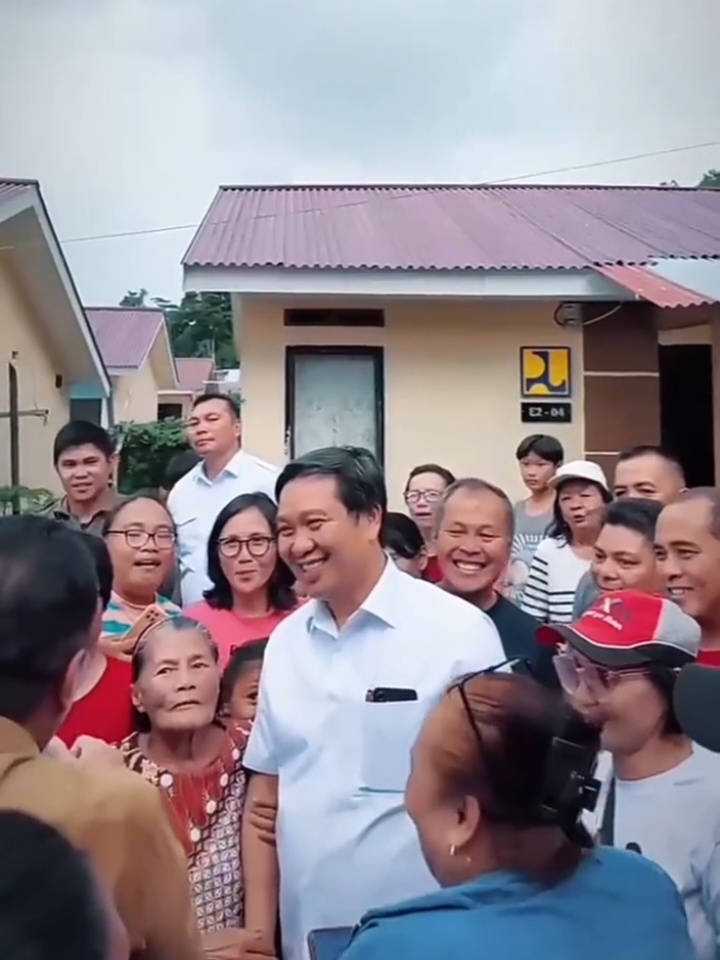 TELADAN: Drs Steven Kandouw saat menghadiri pemberian 114 unit hunian tetap kepada masyarakat korban bencana abrasi Amurang.