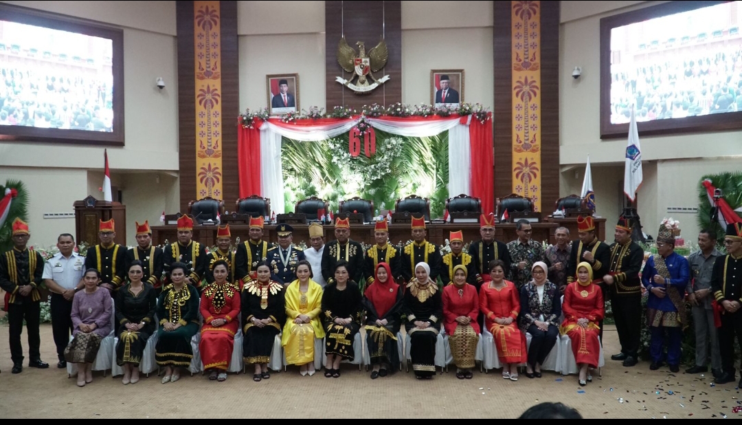 Gubernur bersama para bupati Walikota dan istri