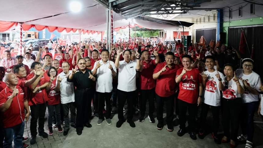 BEBERKAN: Bendahara Umum DPP PDI Perjuangan Olly Dondokambey saat menghadiri peresmian Sekretariat Pemenangan SK-DT, FDW-TK di Minsel.