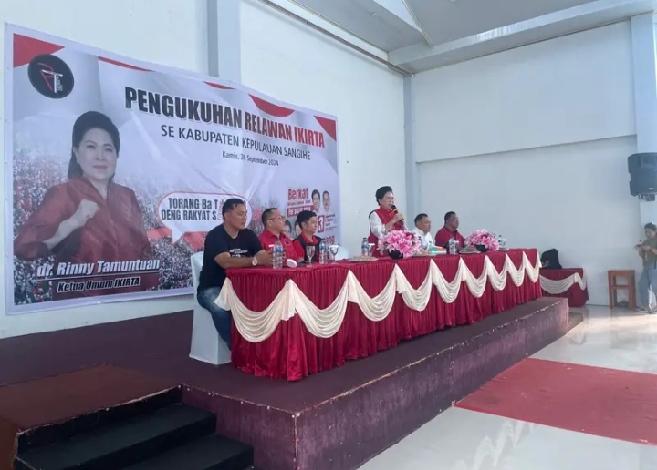 KOMPAK: dr Rinny Tamuntuan saat membawakan pidato dalam pelantikan relawan Ikirta di Graha Imanuel Tahuna, Kamis (26/9).
