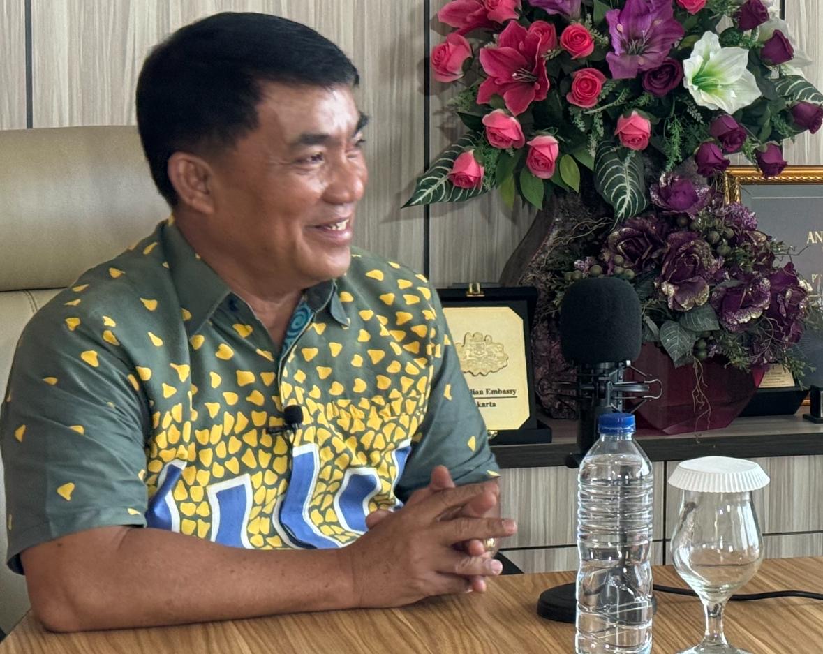 Calon gubernur nomor urut 1 Yulius Selvanus Komaling saat berada di Grha Pena Manado Post.
