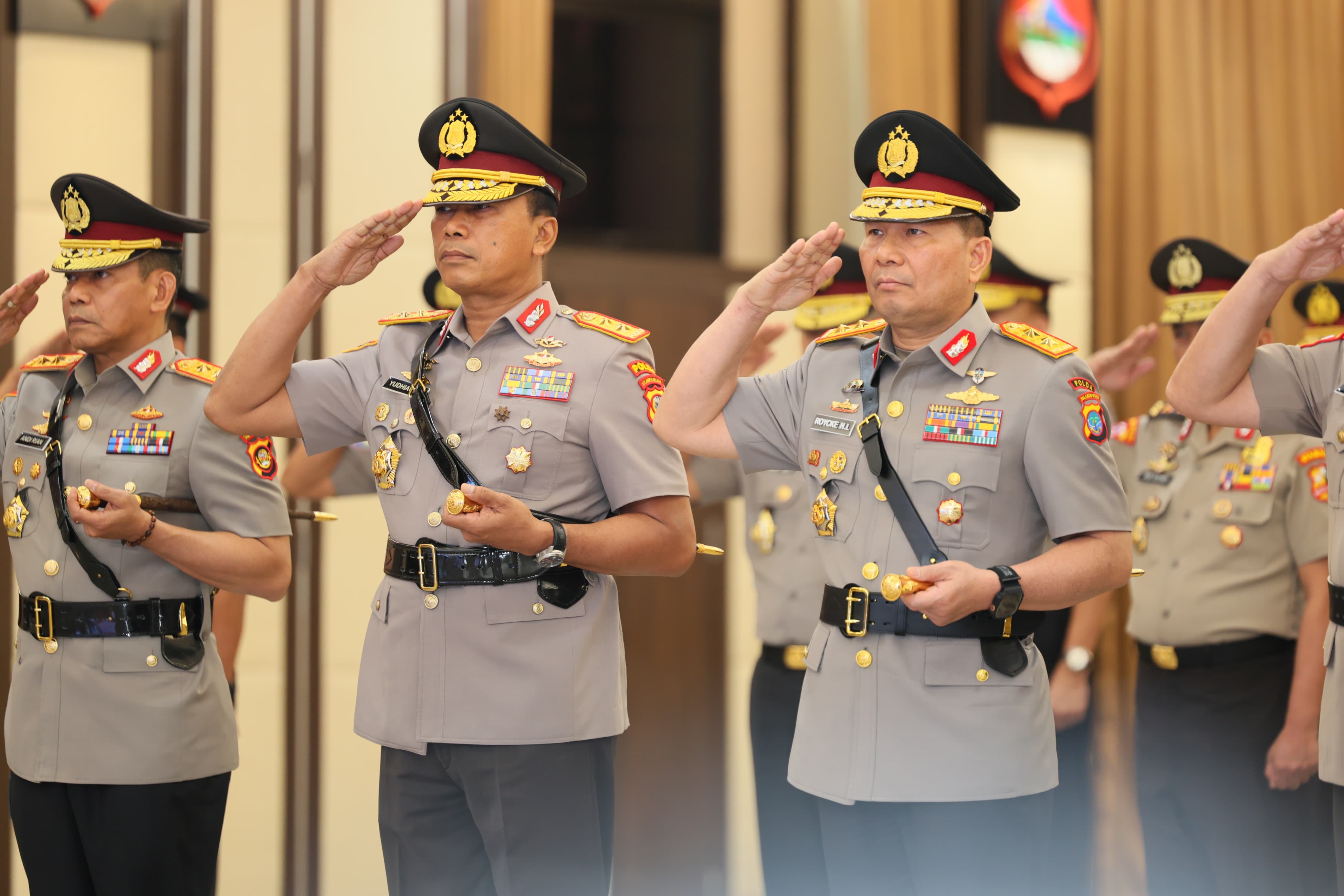 Kapolda Sulut Irjen Pol Roycke Langie (kiri), saat pelantikan di Mabes Polri yang dipimpin Kapolri Listyo Sigit Prabowo