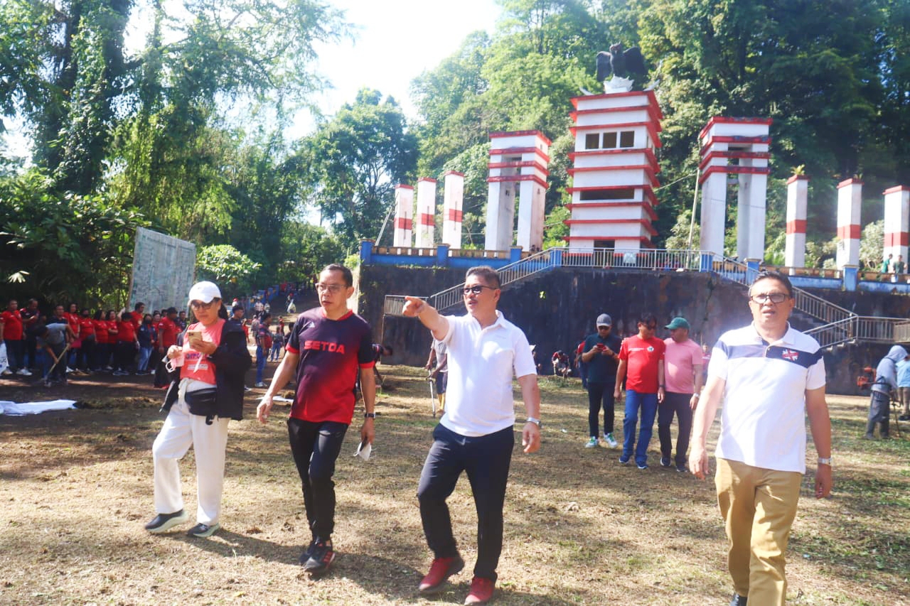 Pjs Wali Kota Ir Fereydy Kaligis MAP bersama Sekkot Edwin Roring SE ME dan para asisten di sela pelaksanaan Kerja Bakti Pemkot Tomohon. Dok istimewa
