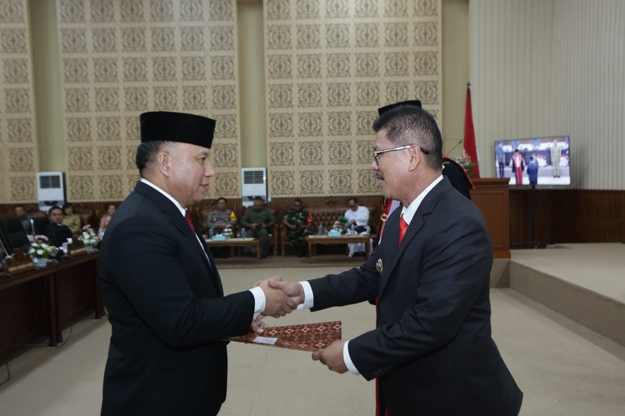 SAH: Pjs Wali Kota Ir Fereydy Kaligis MAP memberikan SK kepada Pimpinan DPRD Tomohon Definitif Ferdinand Mono Turang SSos. Dok istimewa