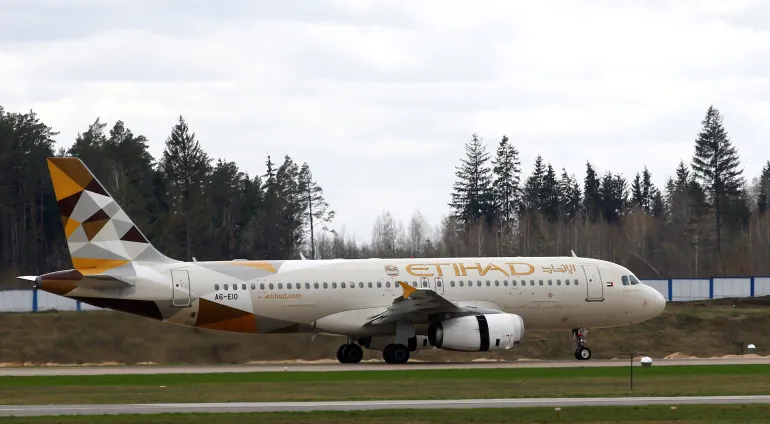 Pesawat Airbus A320-200 milik Etihad Airways terlihat di Bandara Nasional Minsk, Belarus (Vasily Fedosenko/Reuters)
