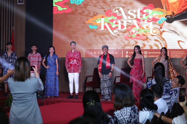 Fashion show Batik Minahasa di Aryaduta Manado (Istimewa)