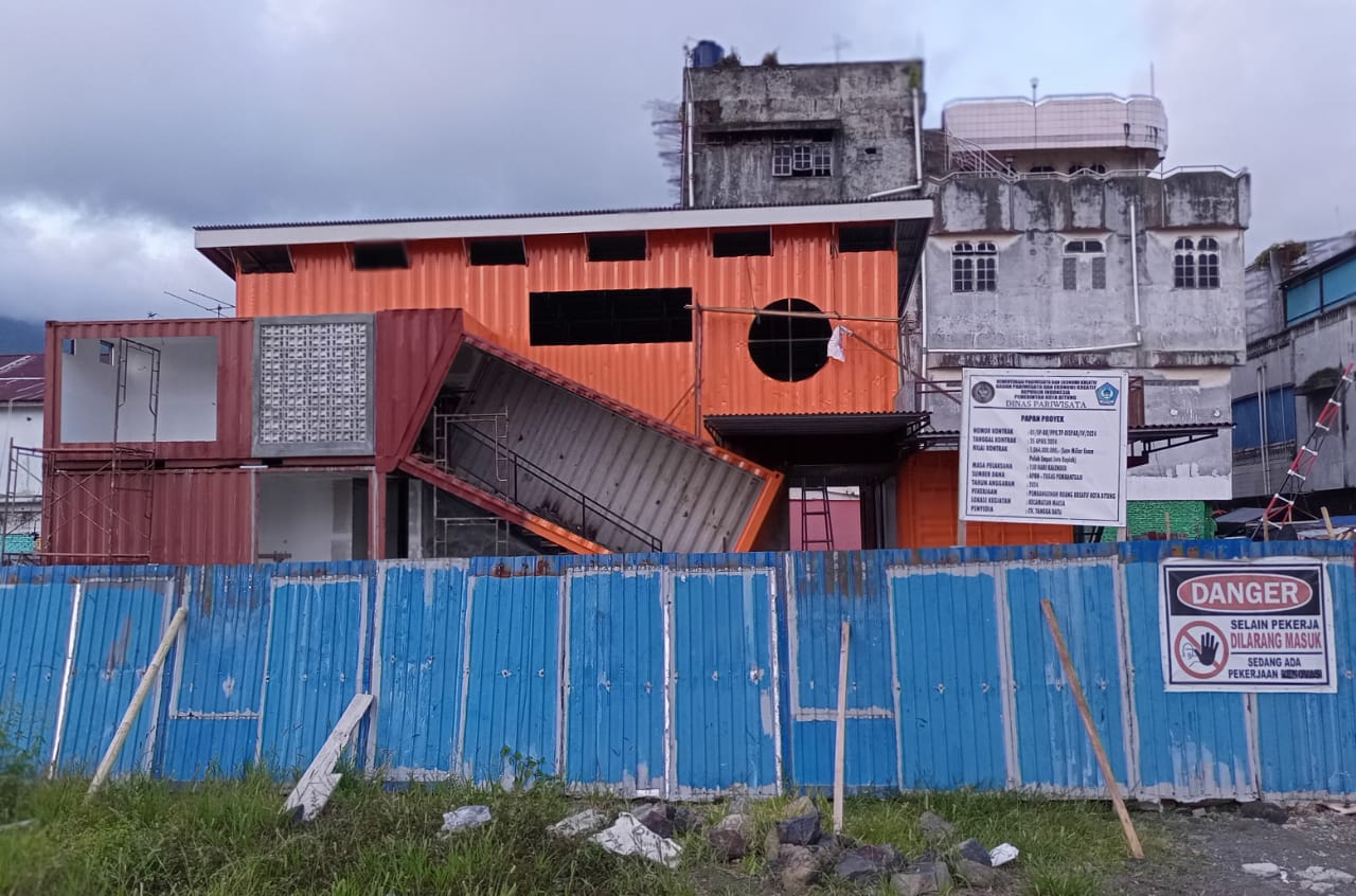 Proyek pembangunan ruang kreatif di Kota Bitung senilai Rp 1 miliar lebih, belum rampung.(Franky Sumaraw/MP)
