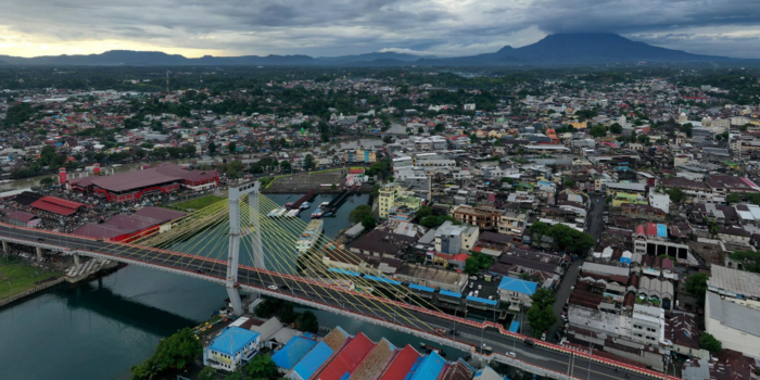 Jembatan Soekarno di Kota Manado