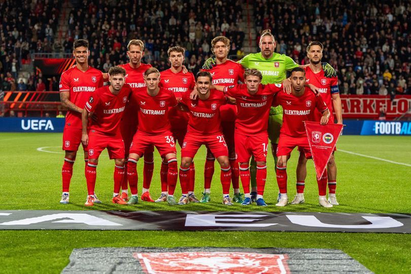 Mees Hilgers dan starting XI Twente dalam laga Liga Europa antara versus Fenerbahce, Jumat (4/10/2024). (c) FC Twente Official