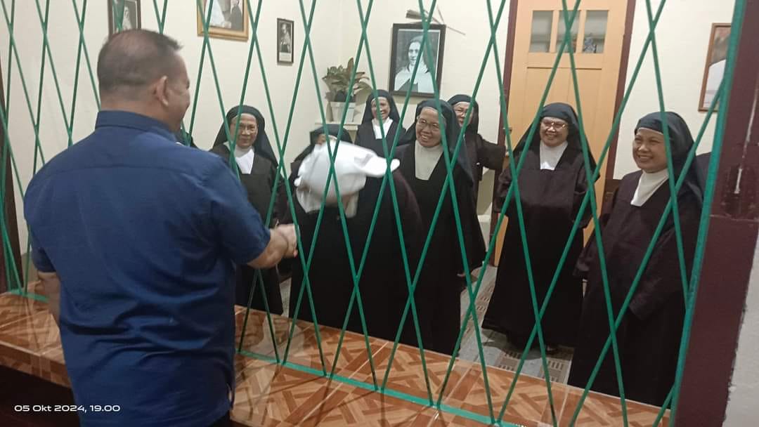 Elly Engelbert Lasut (E2L) meluangkan waktu berdoa di Biara Karmel Santa Theresia, Tomohon.