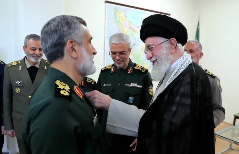 Pemimpin Tertinggi Iran Ali Khamenei memberikan medali Fath kepada kepala kedirgantaraan IRGC Ali Akbar Hajizadeh pada 6 September 2024 (Berkas dari situs web pemimpin tertinggi Iran)