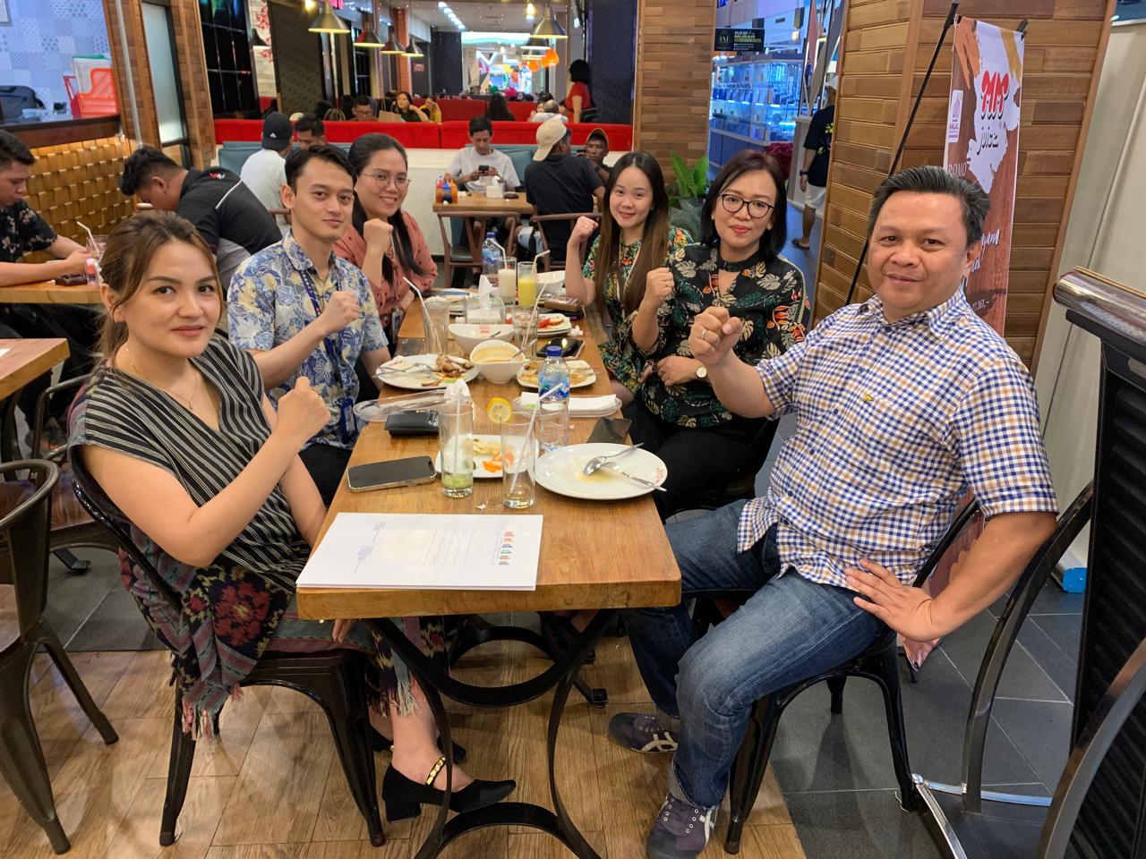 Marketing and Promotion Manager Mantos Cindy Moningka bersama jajarannya, kala meeting bersama Pemred Manado Post Tommy Waworundeng untuk persiapan Bazaar Christmas 2024