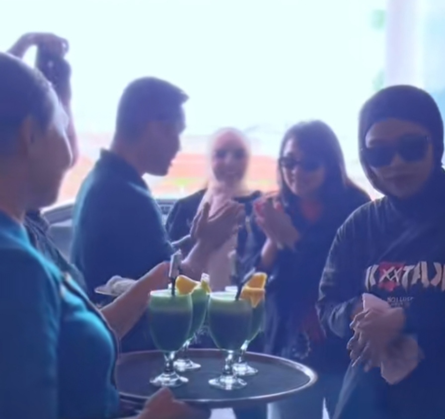 Tantri dan personil Kotak Band saat tiba di Grand Q Hotel Gorontalo, Sabtu (12/10).