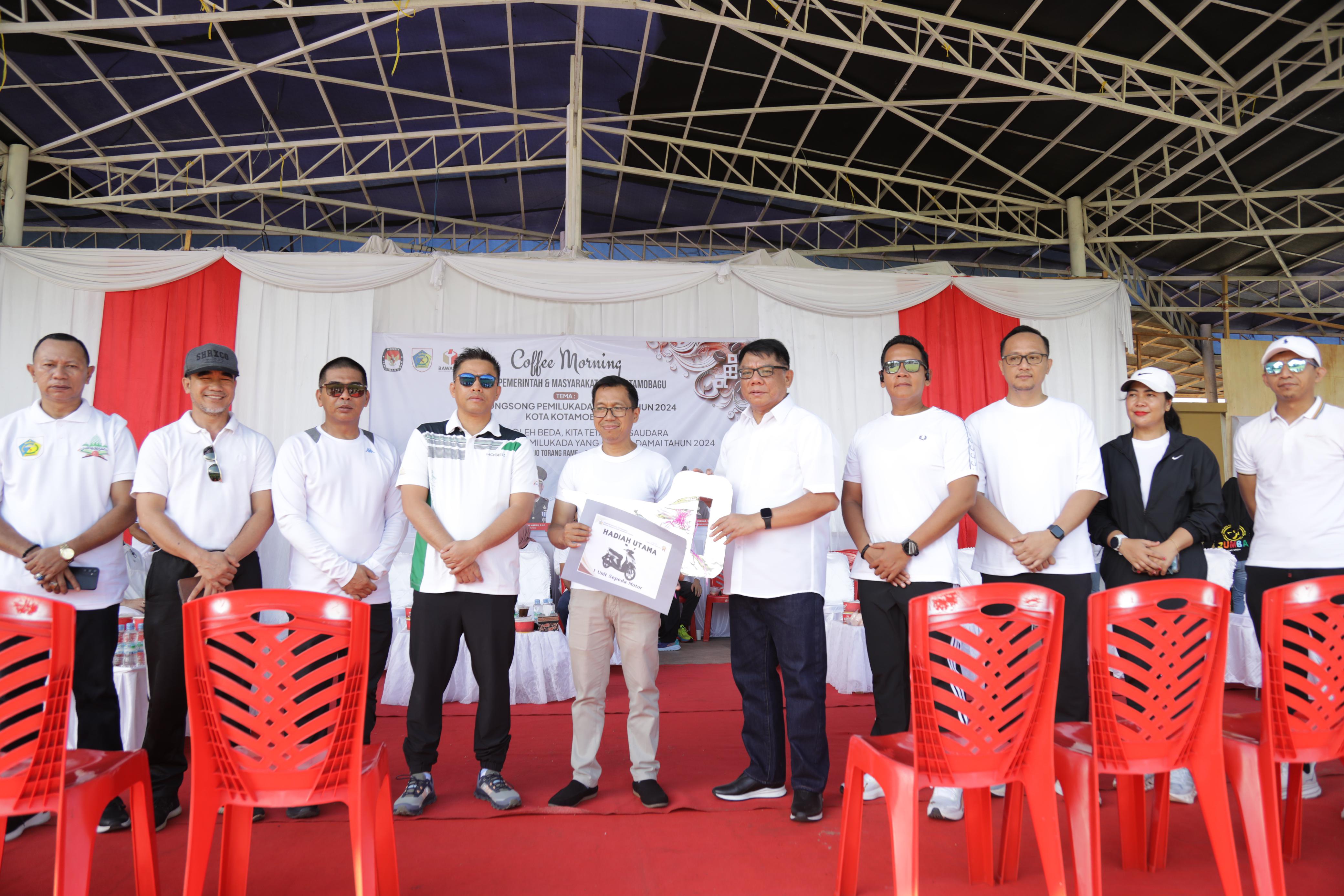 Taat pajak.