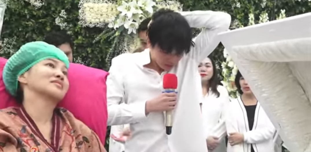 Edbert Laos saat menyampaikan kalimat perpisahan untuk sang ayah Almarhum Benny Laos.
