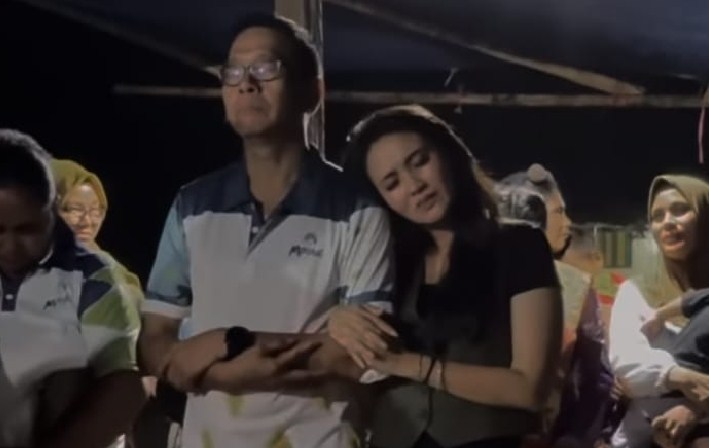 Potret Kemesraan Sherly Tjoanda dan Benny Laos