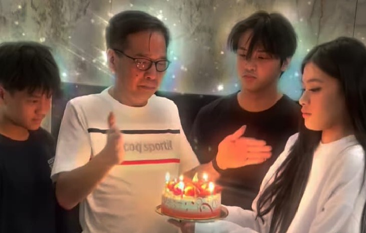 Perayaaan Ulang Tahun Benny Laos bersama ketiga anaknya.