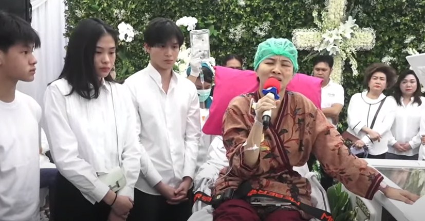 Sherly Tjuanda didampingi ketika anaknya saat menceritakan detik-detik kepergian suaminya, Alm Benny Laos. (YT/THEHERMANSYAHA6)