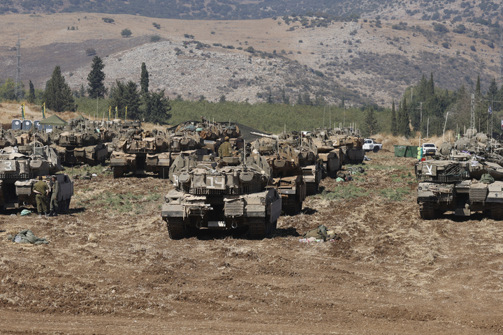 Pasukan Israel dikerahkan di suatu wilayah di wilayah Galilea Atas di Israel utara (Jalaa Marey/AFP)