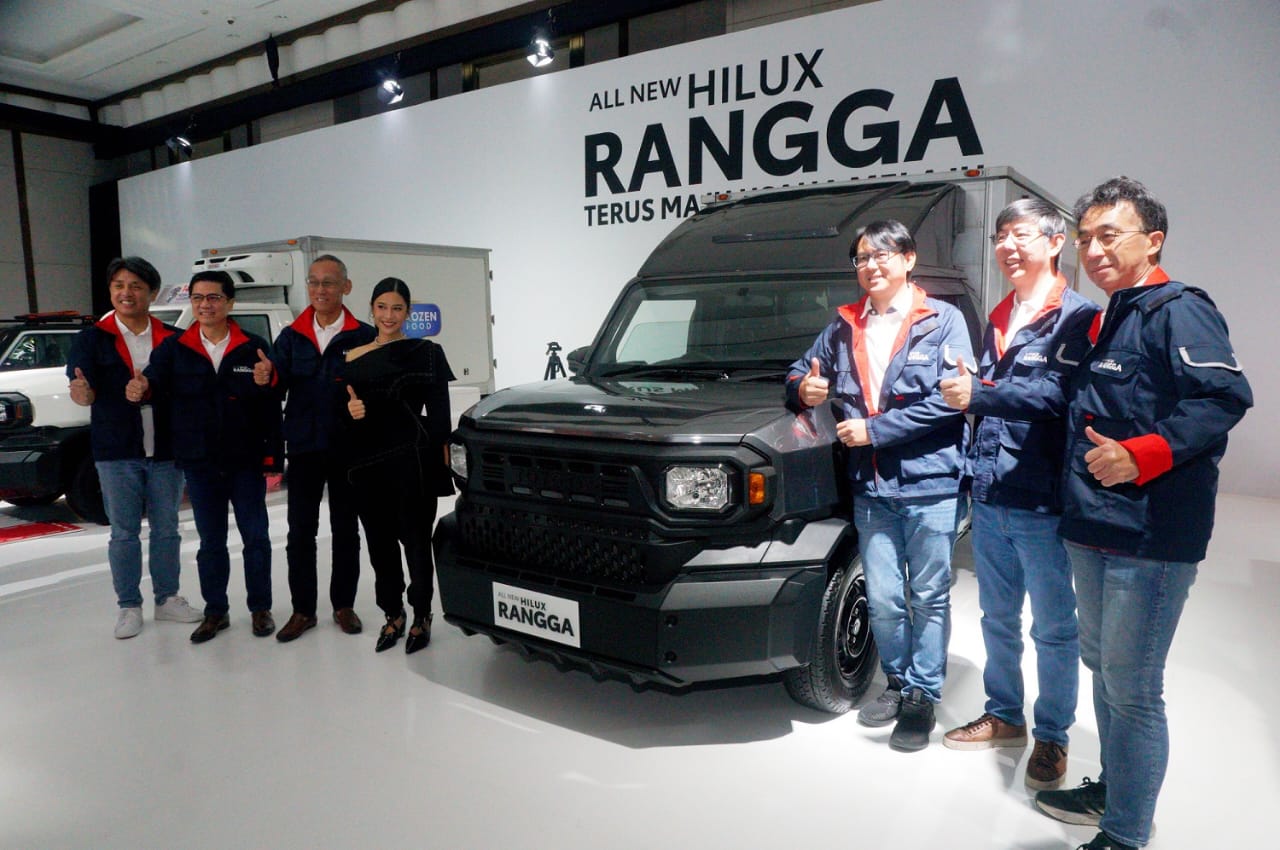 Jajaran management Toyota Astra Motor saat melaunching secara resmi All New Hilux Rangga Selasa (15/10).