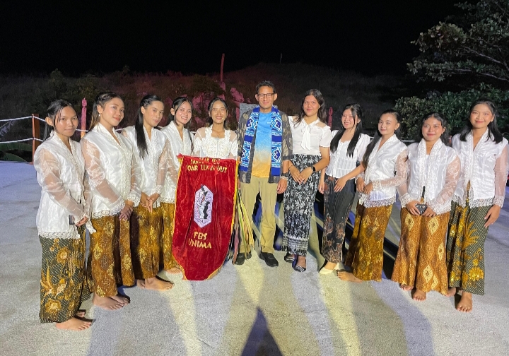Menparekraf Sandiaga Uno bersama dengan tim Tari Si Patokaan Sanggar Seni Toar Lumimuut.(Dok Istimewa)