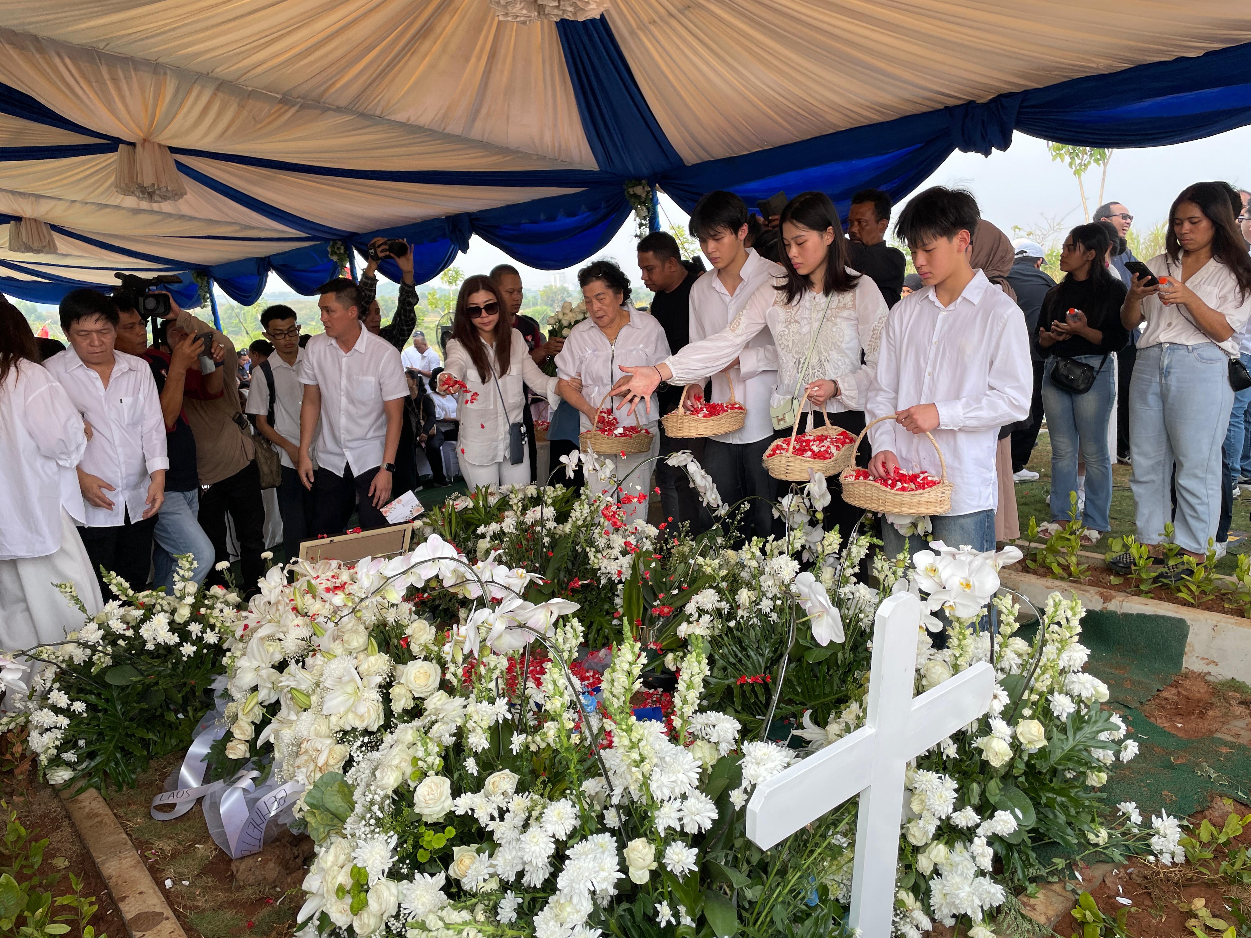 Ketiga anak Almarhum Benny Laos, Edbert, Edelyn, dan Edrick saat menabur bunga di makam papa tercinta yang dimakamkan di San Diego Hills Memorial Park, Selasa (15/10).