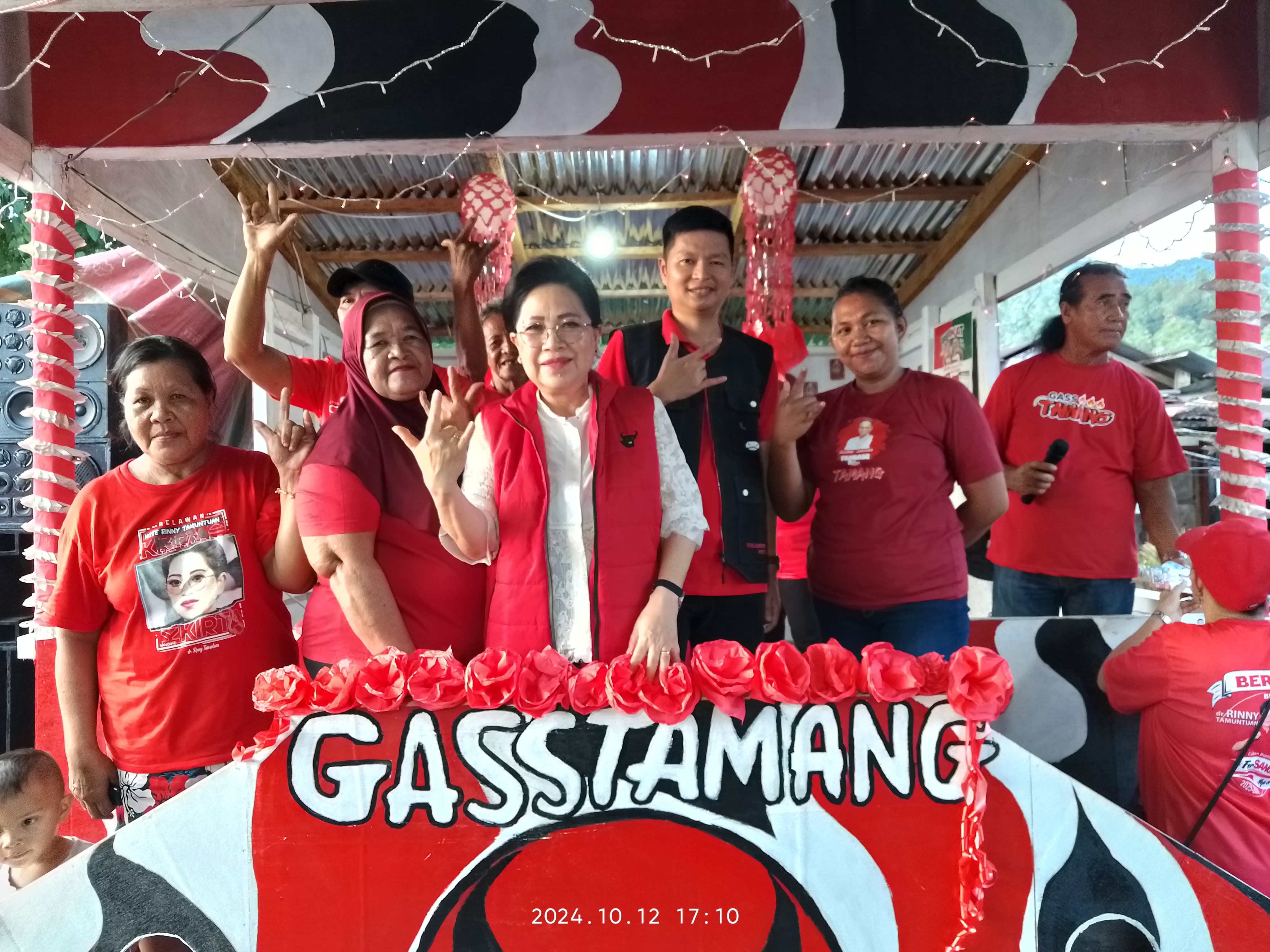 DISUKAI MASYARAKAT: Pasangan calon Rinny Tamuntuan dan Mario Seliang saat berada di posko pemenangan bersama para pendukung.