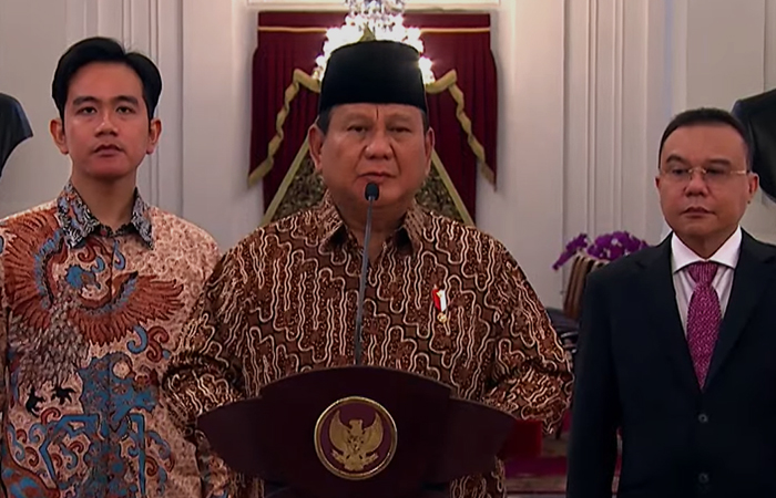 Presiden Prabowo Subianto didampingi Wapres Gibran Rakabuming Raka (kiri) saat membacakan kabinet Merah Putih, Minggu (20/10)