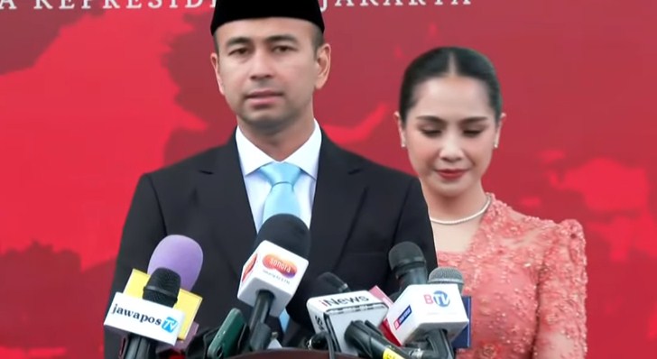 Raffi Ahmad didampingi Istrinya Nagita Slavina memberikan keterangan Pers usai dilantik sebagai Utusan Khusus Presiden.