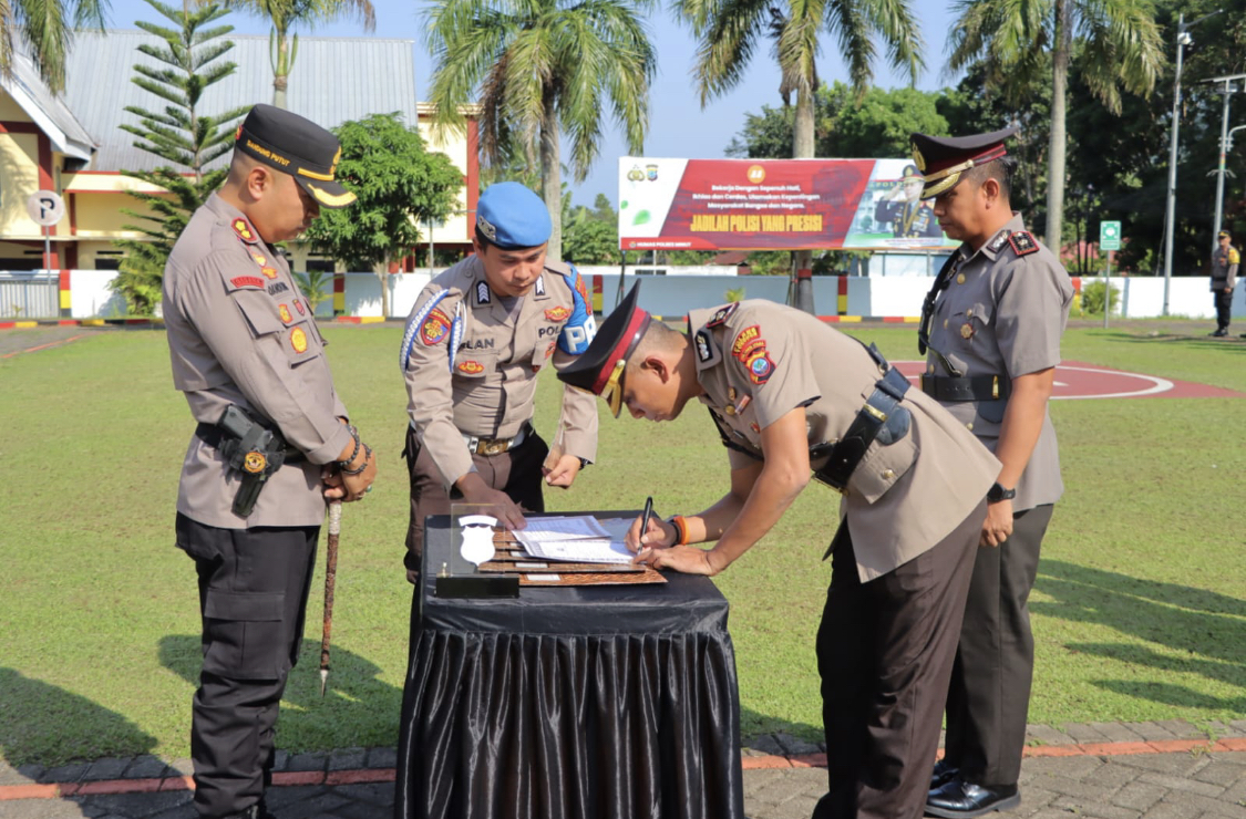 KHIDMAT: Upacara sertijab sejumlah PJU Polres Minut digelar di Lapangan Apel Mapolres, Rabu (23/10/2024) pagi.