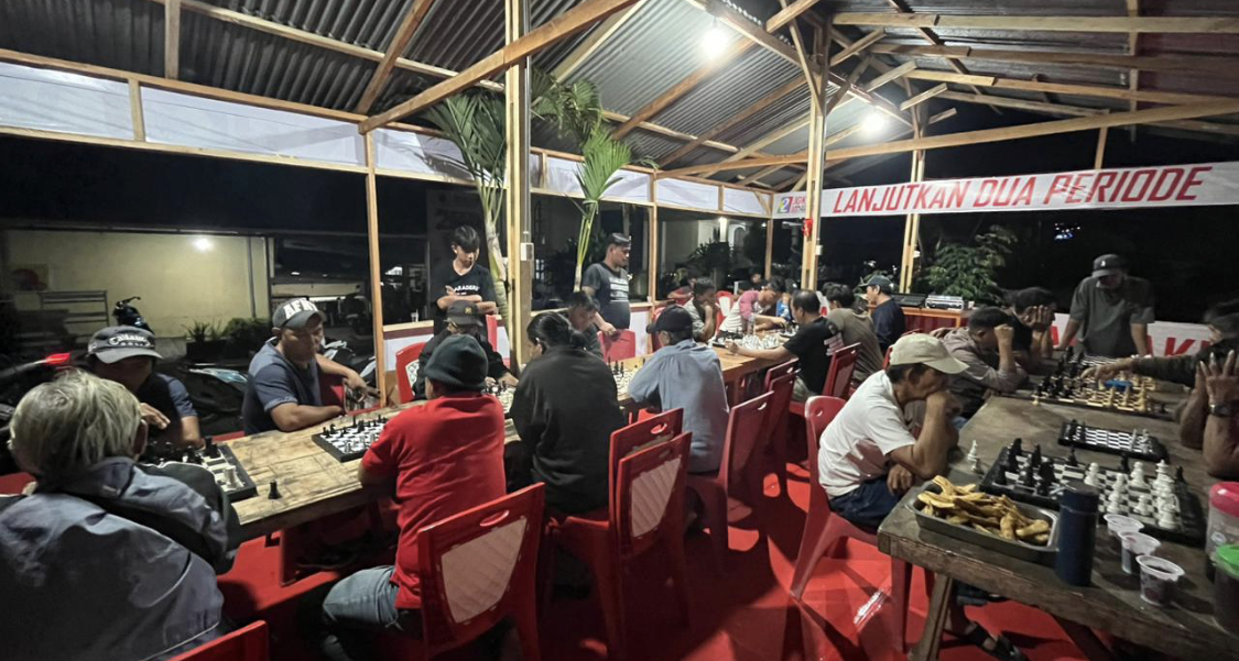 TAK TERBENDUNG: Pendukung SK-DT dan JG-KWL memadati Posko Pemenangan di Desa Tumaluntung, Kecamatan Kauditan, setiap hari.