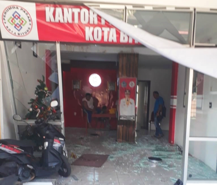 Nampak bagian depan Kantor Perumda Pasar Kota Bitung pasca insiden pengrusakan.(Dok Istimewa)