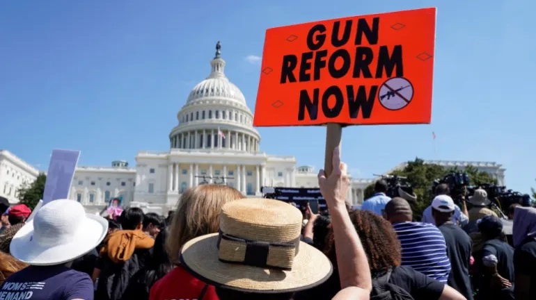 Demonstrasi yang menuntut Kongres untuk meloloskan undang-undang keselamatan senjata api di Gedung Capitol AS di Washington, DC, 25 September 2019 (Kevin Lamarque/Reuters)