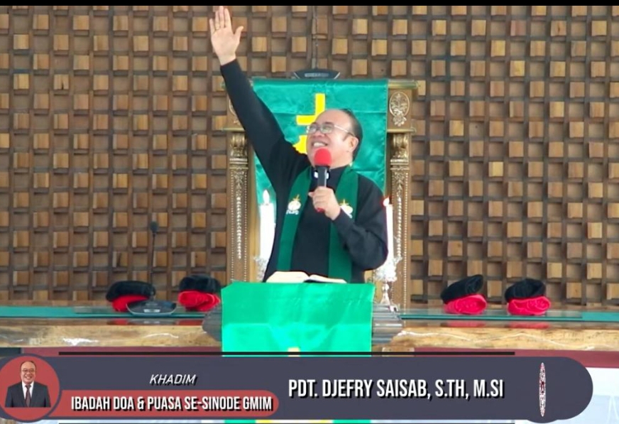Pdt Djefry Saisab saat meneriakkan yel yel GMIM Diberkati di Gereja Bukit Moria Rike