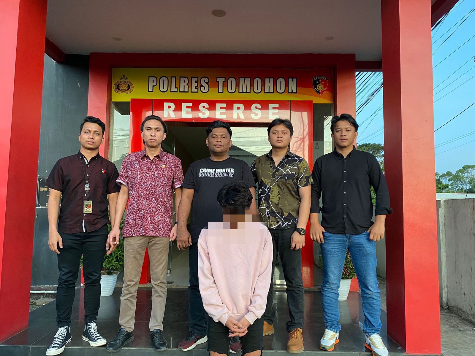 Salah satu terduga pelaku pembakar sekolah di Kota Tomohon diamankan Unit Jatanras Polres Tomohon. Dok istimewa