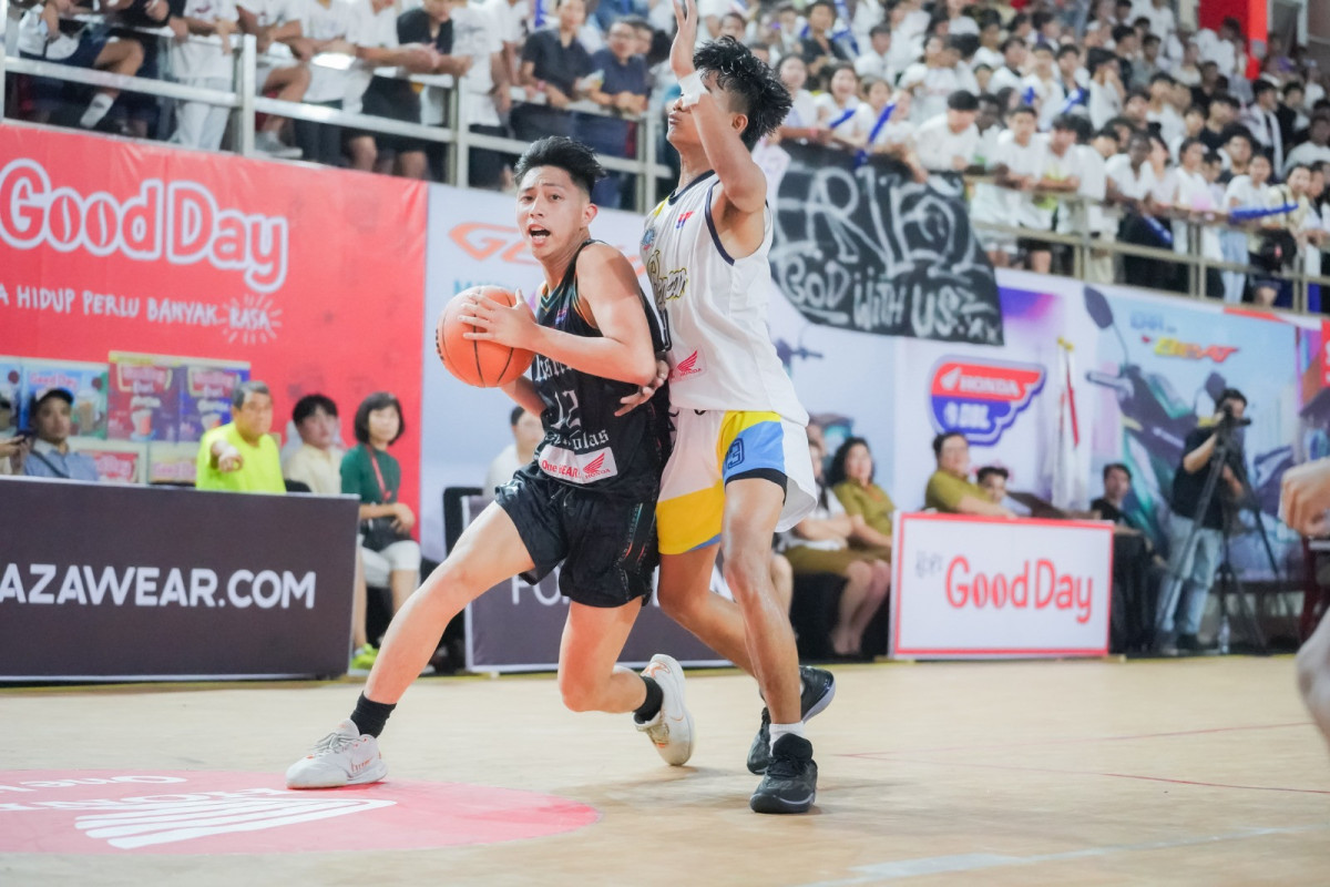 Salah satu aksi tim putra Losnito (jersey gelap) di DBL Manado 2023