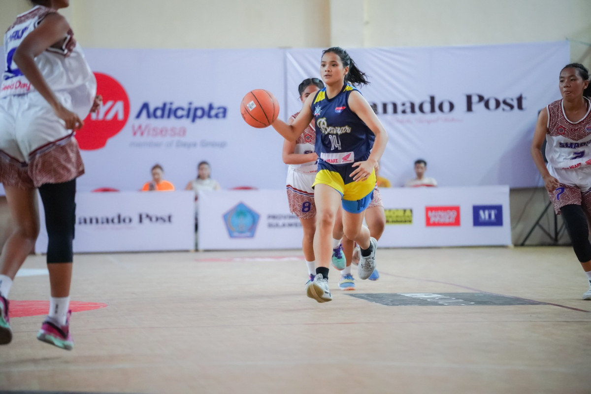 Salah satu aksi tim putri Benzar (jersey gelap) di DBL Manado 2023
