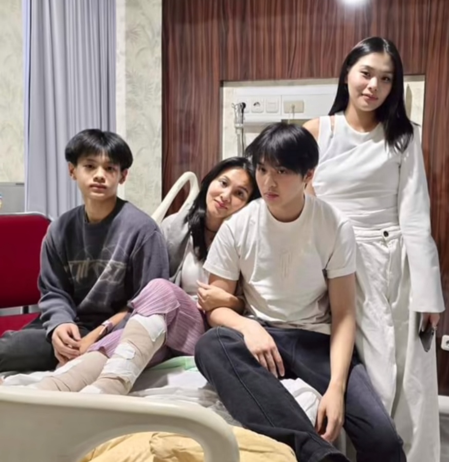 Sherly Tjoanda bersama tiga anaknya