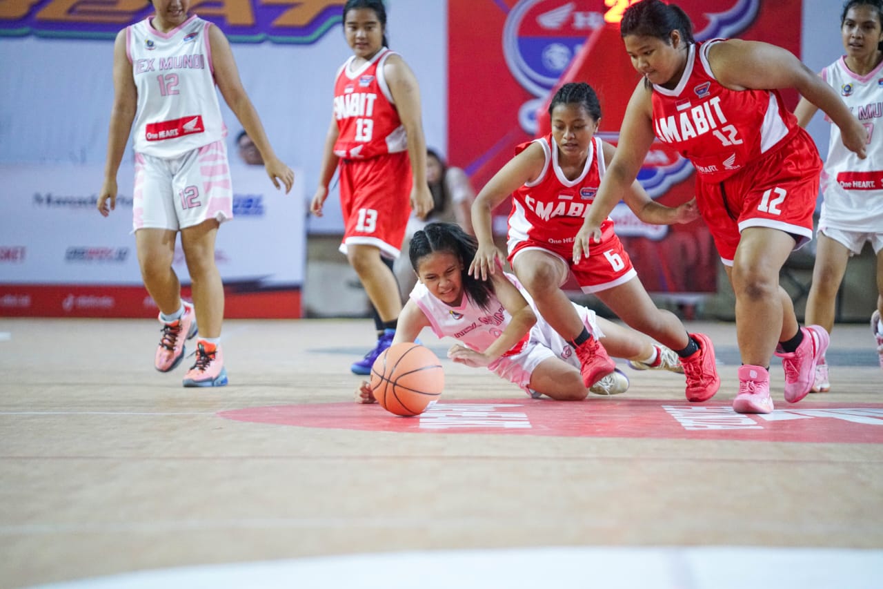 Perjuangan tim putri Rex Mundi Manado melawan ketangguhan SMAN 1 Bitung