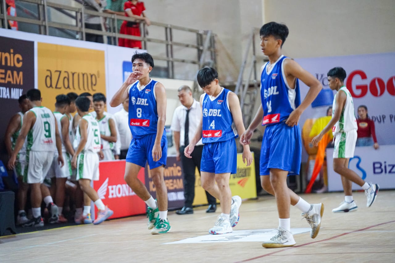 Tim Basket Putra SMA Aquino Amurang (jersey gelap) dalam laga melawan SMA Katolik Theodorus Kotamobagu.