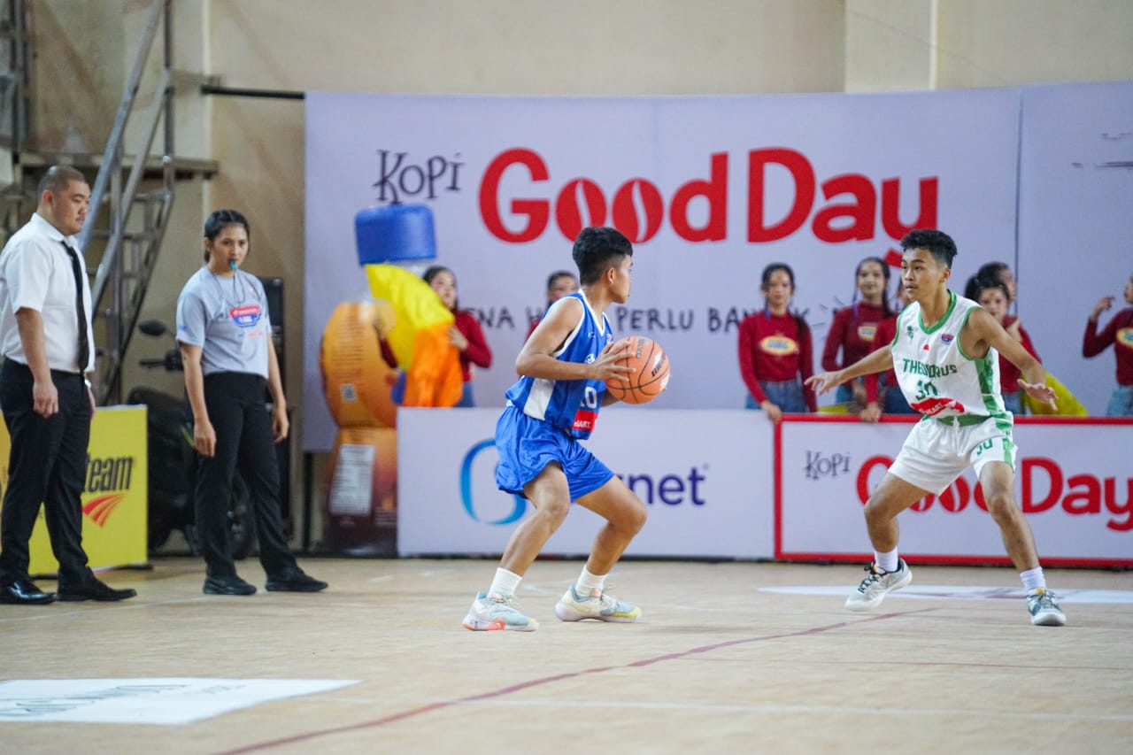 Laga Seru SMA Katolik Theodorus Kotamobagu Vs SMA Aquino Amurang dalam ajang Honda DBL with Kopi Good Day 2024 North Sulawesi Series.